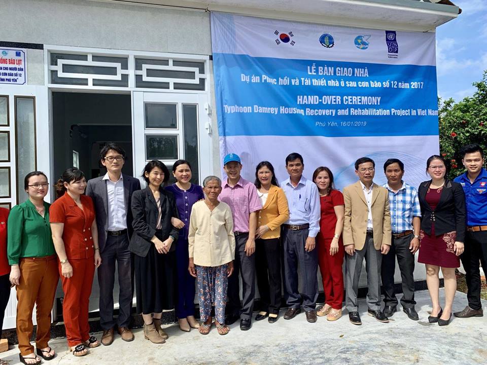 Hơn[-]100[-]căn[-]nhà[-]an[-]toàn[-]được[-]bàn[-]giao[-]cho[-]các[-]gia[-]đình[-]nghèo[-]bị[-]thiệt[-]hại[-]bởi[-]bão[-]Damrey[-]ở[-]tỉnh[-]Phú[-]Yên[-]